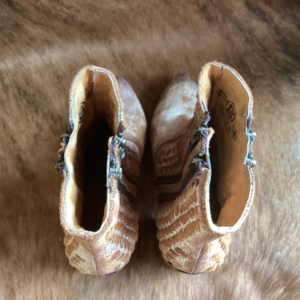 Circle G By Corral Outstanding Leather Weave Double Zipp Crackle Leather Bootie - Picture 7 of 12
